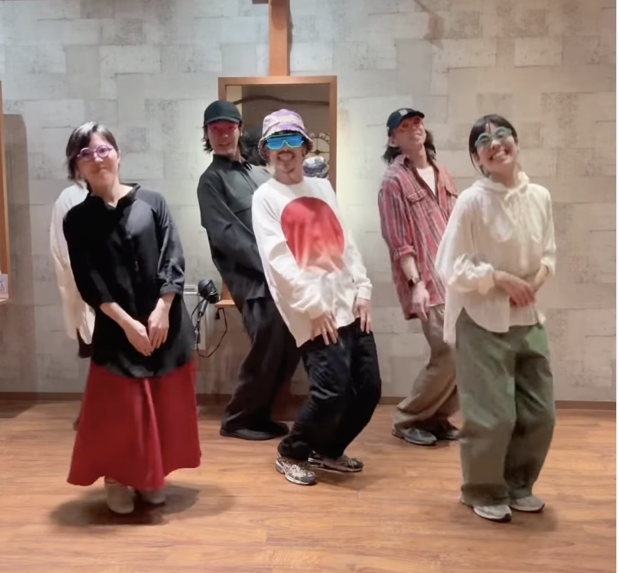 スタッフ全員でギリギリダンス